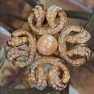 Gold broach with pearl accent
